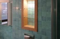 Две стеклянные полочки Шкаф с подсветкой