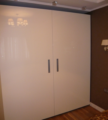 Компланарный шкаф с дверьми из МДФ
