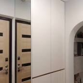 Cветлая прихожая с фрезерованными фасадами и акцентом из розового золота