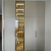 Шкаф с витриной: акцент, который делает комнату особенной