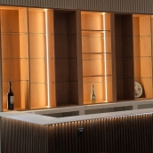 Стеллажи за барной стойкой: тёплый акцент, созданный с душой