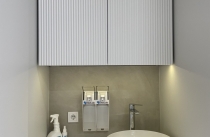 Белый шкаф над раковиной