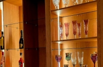 Стеллаж со стеклянными полочками