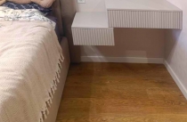 Навесные консоли в спальне