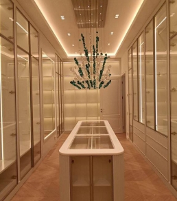 Светлая гардеробная