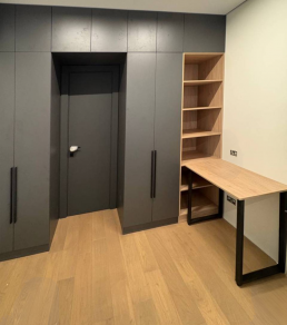 Стол на металлических основаниях