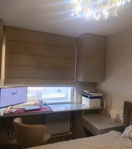 Стол вдоль окна в спальне