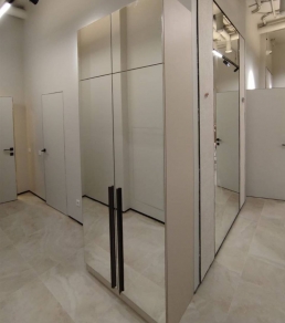 Зеркальный шкаф