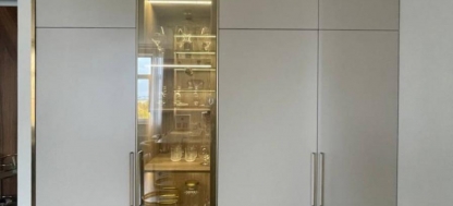 Идеи интерьеров: Шкаф с витриной: акцент, который делает комнату особенной