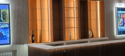 Проект недели: Стеллажи за барной стойкой: тёплый акцент, созданный с душой