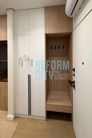 Прихожая с нишей для одежды