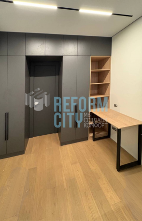 Стол на металлических основаниях