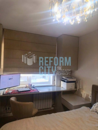 Стол вдоль окна в спальне