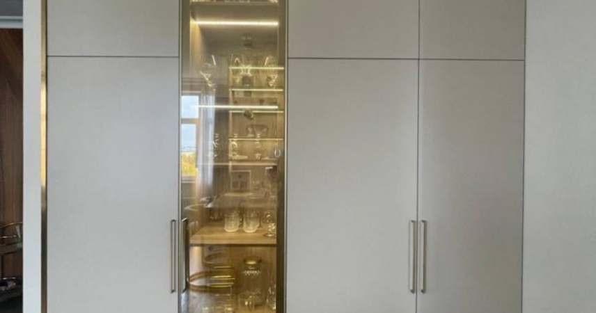 Идеи интерьеров: Шкаф с витриной: акцент, который делает комнату особенной