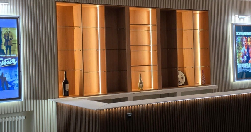 Проект недели: Стеллажи за барной стойкой: тёплый акцент, созданный с душой