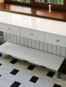 Белый консольный столик для холла
