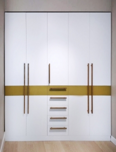 Белый шкаф из МДФ с вставками горчичного цвета
