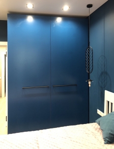Синий компланарный шкаф в спальню